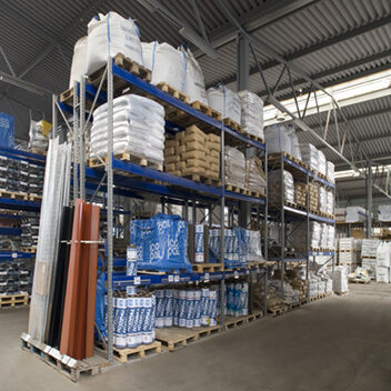 Wide aisle pallet racking